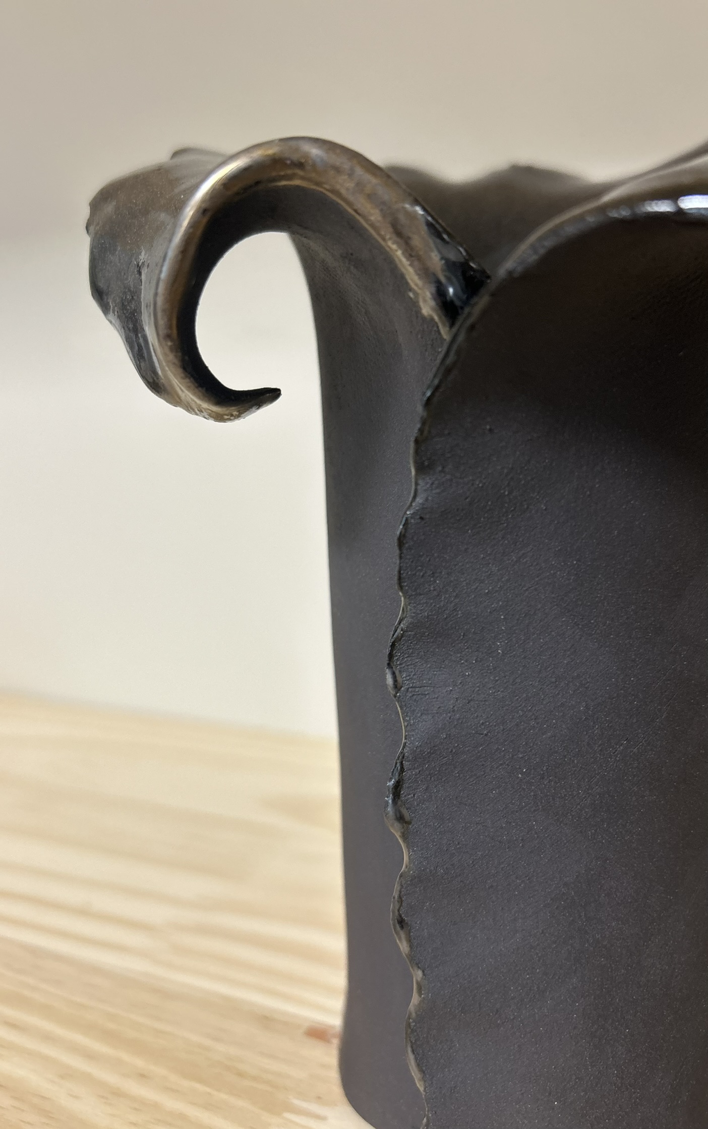 Vase PLUMA NEGRA detail